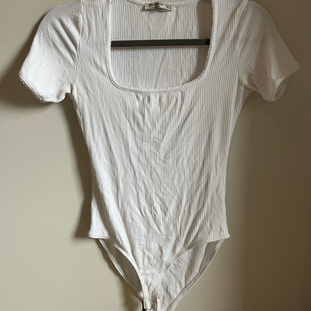 Thin ribbed white bodysuit scallop edge short sleeve worn once xs s